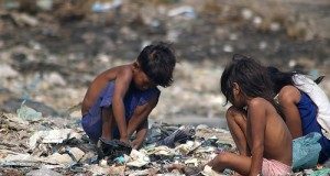 ¿Qué es el bien común? En Rerum Novarum, a la que Centesimus Annus denomina «una Encíclica sobre los pobres», afirma: «la misma voluntad de Dios parece más inclinada del lado de los afligidos, pues Jesucristo llama felices a los pobres» (17).