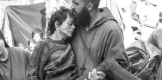 El papel de la doctrina social de la Iglesia en la sociedad de hoy fot que describe la ayuda mutua entre laicos