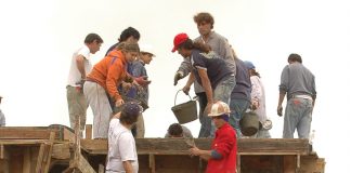 Mensaje del Papa Francisco a las instituciones de ayuda a America Latina La solidaridad es el estilo y el medio para la realización de una política que quiera mirar al verdadero desarrollo humano. Esta reclama la participación activa y responsable de todos en la vida política, desde cada uno de los ciudadanos a los diversos grupos, desde los sindicatos a los partidos