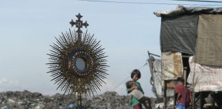 La Doctrina Social de la Iglesia en el corazón de la misión La doctrina social nace en el contexto de una Iglesia que vive en el mundo – aún sin ser del mundo – para servirlo. Es decir, una Iglesia que siempre quiere «conocer y comprender» el mundo en el cual vive. Por ello, la doctrina social es un acto de discernimiento con el cual el Magisterio interpreta los problemas histórico-sociales a la luz del Evangelio para orientar la praxis.