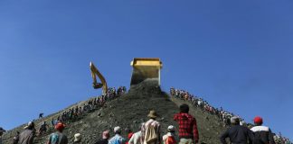 La opción de preferencia por los pobres Mediante su doctrina social, cuya aplicación urge, la Iglesia ha tratado de promover cambios estructurales en la sociedad con el fin de lograr condiciones de vida dignas de la persona humana