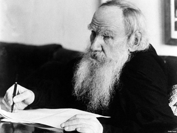 Tolstoi fue ante todo un buscador de la verdad. En esa búsqueda vital vemos en Tolstoi la conversión desde su cuna aristocrática hasta su lecho pobre. De amo de esclavos a liberador de esclavos.