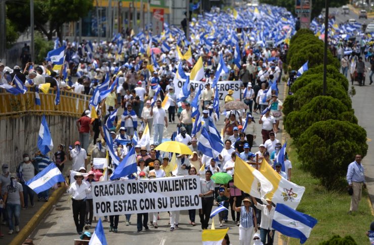 Ser católico en la política (Francisco) Ser católico en la política no significa ser un recluta de algún grupo, una organización o partido, sino vivir dentro de una amistad, dentro de una comunidad