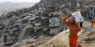 La fuerza de los pobres El futuro de la humanidad está en gran parte en sus manos, porque para Jesús los pobres son el centro de la vida de la sociedad, no la periferia.