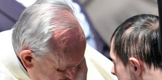 El cuidado de las personas con discapacidad determina el grado de civilización de una nación Francisco remarca que aún hoy se constata la presencia de la cultura del descarte: muchas de las personas con discapacidad, dice, “sienten que existen sin pertenecer y sin participar”.