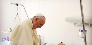 La cultura del cuidado como camino de paz "El tema del cuidado de los enfermos, en las fases críticas y terminales de la vida, plantea el deber de la Iglesia de rescribir la “gramática” del hacerse cargo y del cuidar a la persona que sufre".