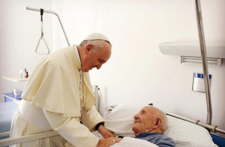 La cultura del cuidado como camino de paz "El tema del cuidado de los enfermos, en las fases críticas y terminales de la vida, plantea el deber de la Iglesia de rescribir la “gramática” del hacerse cargo y del cuidar a la persona que sufre".