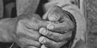 La pobreza como camino del discípulo Es «la pobreza del discípulo: el camino del discípulo, el Señor quiere que sea pobre». Si un discípulo está apegado al dinero, a la riqueza, «no es un verdadero discípulo»
