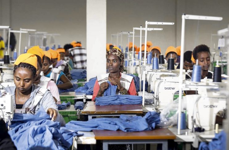 3 claves de la Doctrina Social de la Iglesia sobre el trabajo trabajo fabricas mujeres