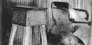 Sin pasión por la justicia, viviremos en la acedía y la pereza anciano durmiendo en el suelo