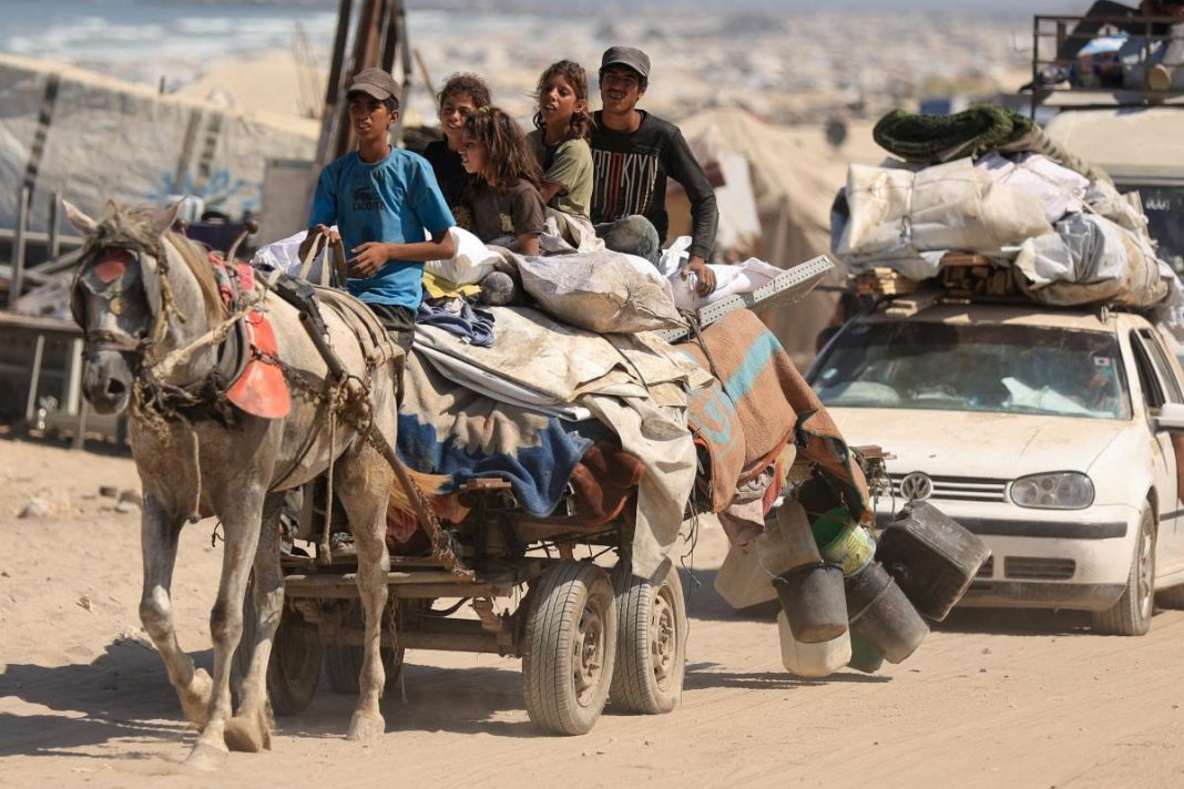 una-familia-palestina-huye-de-la-ciudad-de-gaza-hacia-el-sur-tras-la-orden-de-evacuacion-israeli-el-9-de-septiembre-de-2025